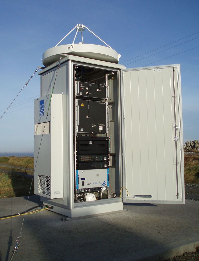 Vertically pointing cloud radar mounted in an outdoor enclosure